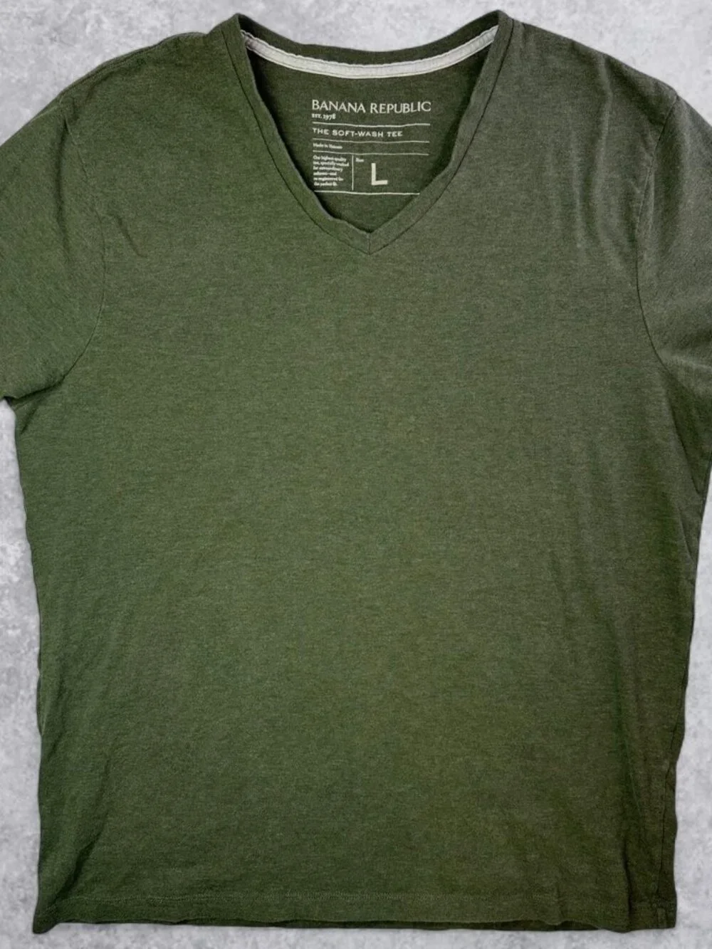 Banana Republic Men's Green V-Neck T-Shirt size Large